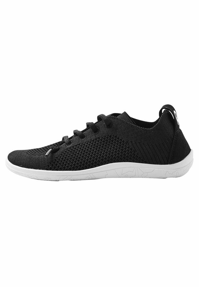Des chaussures de sport noires dotées d'un dessus en mesh respirant, de panneaux latéraux texturés, d'un bout rond et d'une semelle en caoutchouc blanc flexible avec un motif antidérapant.