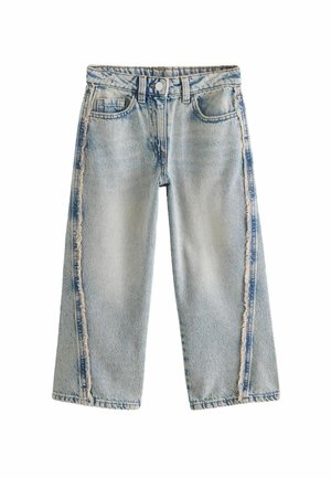 Jean en denim bleu clair avec taille haute, fermeture à boutons, poches avant et coutures verticales effilochées sur les côtés extérieurs des jambes.