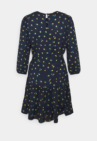 Marineblaues Kleid mit gelbem Blumenmuster, langen Ärmeln, tailliertem Bund, gerafftem Saum und Knopfverschluss mit Schlitz im Rücken.