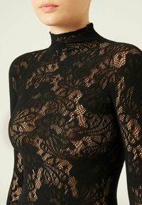 Czarny koronkowy body z wysokim kołnierzem typu mock neck, z misternymi kwiatowymi wzorami, przezroczystą fakturą i przylegającym fasonem.