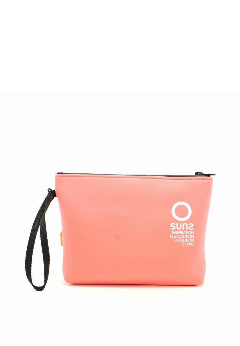 Pouch in neoprene rosa con zip nera. Presenta una superficie testurizzata e una strap da polso. Logo stampato in bianco sul davanti.