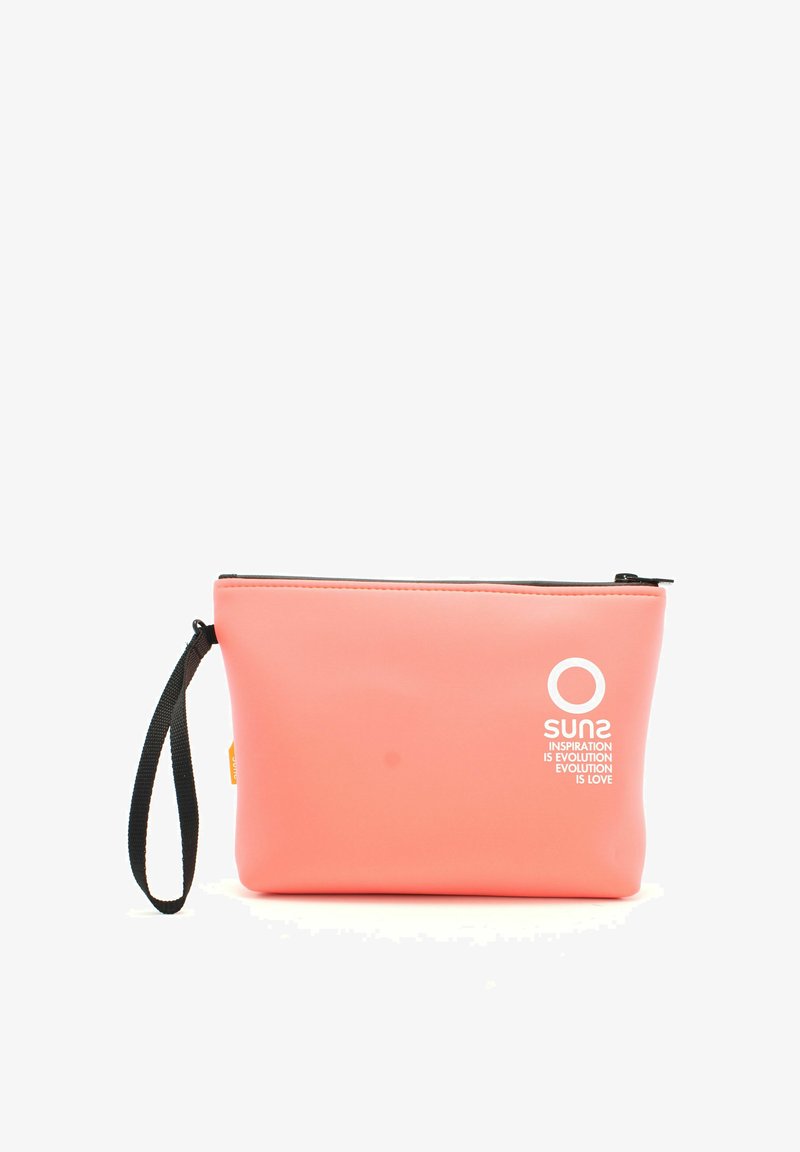 Pouch in neoprene rosa con zip nera. Presenta una superficie testurizzata e una strap da polso. Logo stampato in bianco sul davanti.