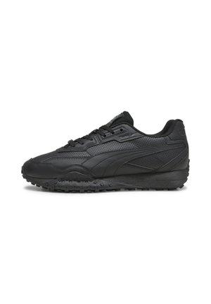 Schwarzer niedriger Sportschuh mit Schnürung vorne, perforierten Lederpaneelen, strukturierter Sohle und gepolstertem Kragen, in Seitenansicht dargestellt.