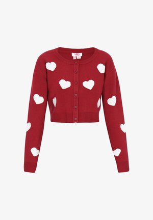 Cárdigan recortado rojo con patrones de corazones blancos, cierre de botones, puños ribeteados y dobladillo inferior, textura de punto.