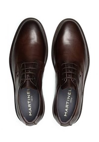 Chaussures en cuir marron avec une finition lisse, bout arrondi, talon bas et design à lacets. Comprend une semelle intérieure griffée et des coutures décoratives.