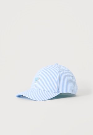 Casquette de baseball rayée bleue et blanche avec une visière incurvée et un petit logo triangulaire à l'avant, posée sur une surface blanche unie.