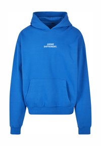 Niebieska bluza z miękkiego materiału, z przednią kieszenią i kapturem ze ściągaczem. Na piersi znajduje się biały napis "THINK DIFFERENT.".