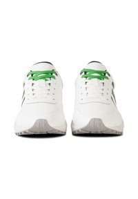 Paire de chaussures de sport blanches avec des lacets verts et des semelles grises, vues de face sur un fond blanc.