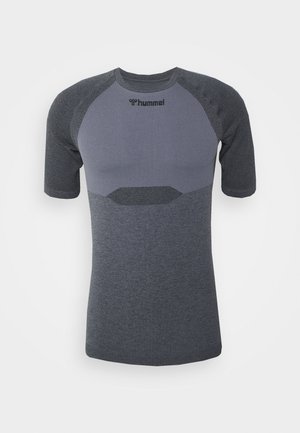 Sport T-shirt in donkergrijs met korte raglanmouwen. Heeft een gestructureerd ontwerp en een lichtgrijs paneel over de borst. Merkembleem op de hals.