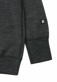 Ciemnoszary sweter typu pulower o miękkiej fakturze, z prążkowanym dołem i mankietami. Etykieta z białym logo przyszyta na rękawie.