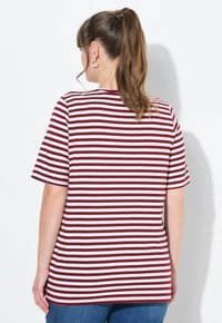 Gestreept t-shirt met maroon en witte horizontale lijnen, korte mouwen, een ronde halslijn en een relaxte pasvorm. Zachte stoftextuur.