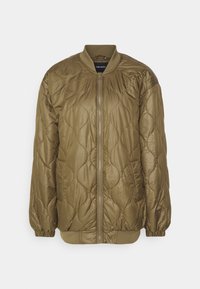 Kurtka bomberka w oliwkowej zieleni z pikowanym wzorem, przednim zamkiem błyskawicznym, ściągaczami przy rękawach i kołnierzu. Charakteryzuje się gładką, błyszczącą fakturą i puchatym krojem.