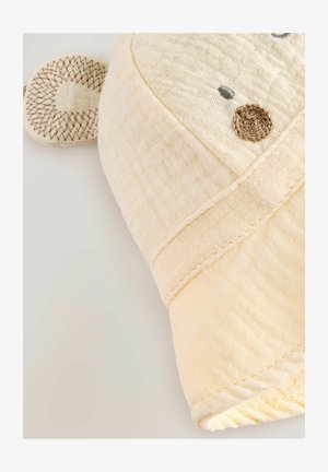 Serviette à capuche pour bébé en coton de couleur jaune doux, ornée d'un motif d'ours avec des accents brodés marron et un tissu texturé.
