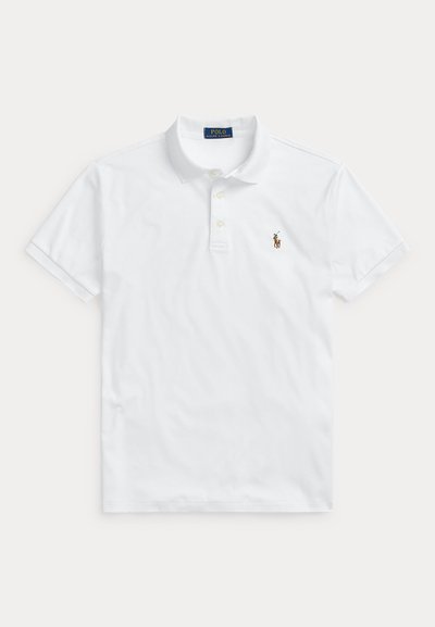 Tricou polo alb cu mânecă scurtă, guler, trei nasturi și un mic logo brodat cu jucător de polo pe partea stângă a pieptului.