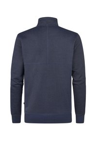 Pulover tricotat bleu marin cu guler înalt, țesătură texturată, manșete și tiv cu nervuri. Prezintă un detaliu de cusătură pe panoul din spate pentru un plus de stil.