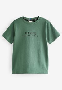 Zelena pamučna majica s kratkim rukavima, s okruglom izrezom i natpisom "BAKER by TED BAKER" otisnutim u crnoj boji na prednjoj strani.