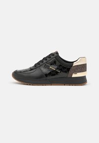 Czarne sneakersy z gładką skórzaną cholewką, tłoczonym wzorem logo, złotymi akcentami i kontrastującym teksturowanym obcasem. Gumowa podeszwa z dobrym gripem.