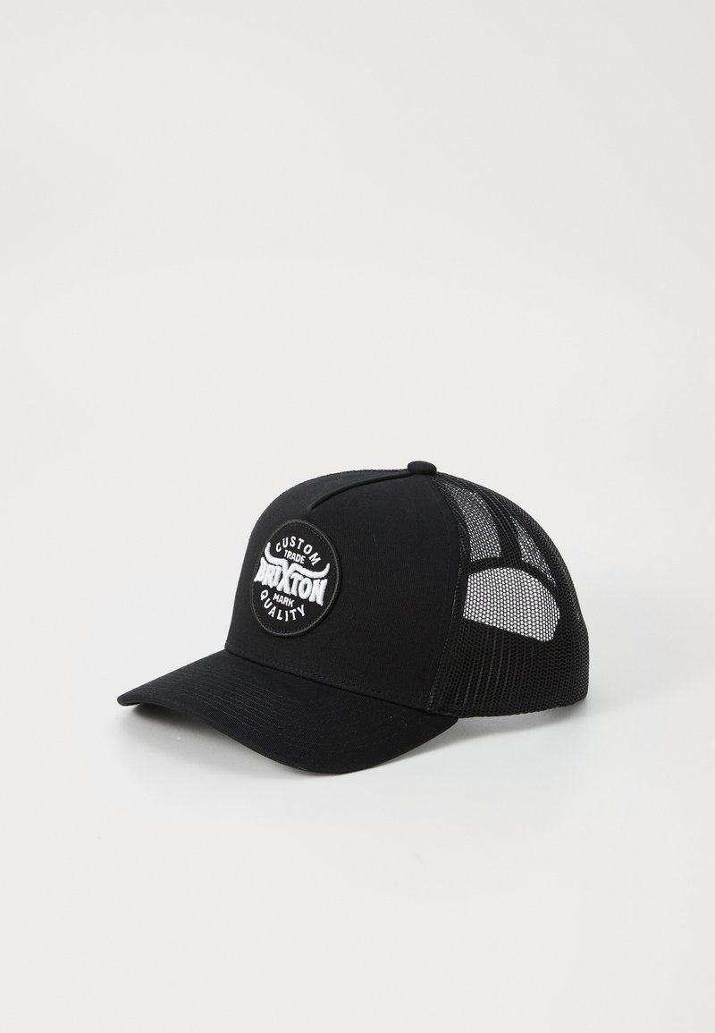 Fekete baseballsapka ívelt napernyővel, szellős oldalsó panelekkel és egy kerek fehér logóval, amelyen a "Custom Trade" és a "Quality" feliratok találhatók.