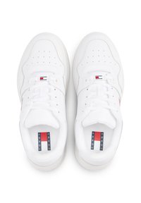 Białe sneakersy o gładkim skórzanym wykończeniu. Posiadają perforacje, płaski system sznurowania oraz metkę z logo w czerwono-biało-niebieskich akcentach.