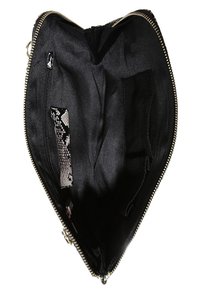 Porte-monnaie zippé noir en forme de cœur, avec un intérieur en tissu lisse et une poche à motif serpent noir et blanc subtil.