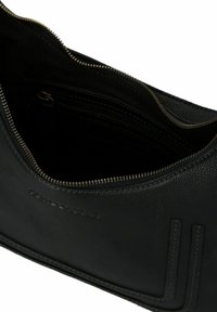 Pochette nera in pelle con zip, con superficie testurizzata, parzialmente aperta per mostrare la tasca interna con zip e i dettagli cuciti all'esterno.