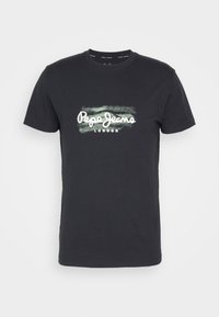 Camiseta de algodón negra con un logotipo en blanco en script "Pepe Jeans" sobre un fondo de pinceladas verdes texturizadas. Cuello redondo clásico, mangas cortas.