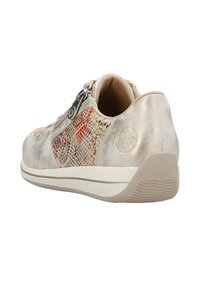 Beżowe sneakersy z teksturowanym wzorem w wężowy nadruk; posiadają zamek błyskawiczny oraz gładką kontrastującą podeszwę z lekkim wzorem bieżnika.