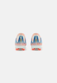 Scarpe da calcio con un gradiente di pesca, blu e bianco, con un design testurizzato, suole stampate e tacchetti arancioni vivaci.