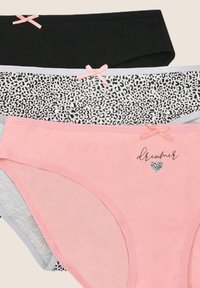 Zestaw trzech par damskich majtek: czarne, szare w cętki i różowe. Wszystkie mają akcenty w kształcie kokardy, a różowa para posiada grafikę serca.