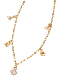 Arany lánc nyaklánc háromszög és kerek medálokkal, tiszta cirkonnal díszítve. A középső medál egy kerek, fazettált kő.