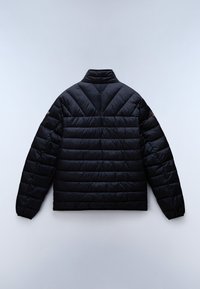 Černá péřová bunda s vysokým límcem, horizontálním prošíváním a nášivkou s logem na levém rukávu. Hladká, lesklá tkanina.