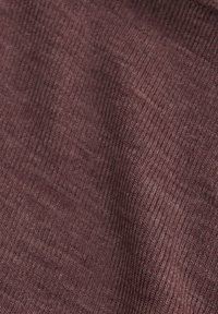 Texturerat tyg i en djup mauve färg, med ett ribbat mönster. Materialet verkar lätt med en mjuk och slät yta.