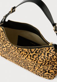 Τσάντα με σχέδιο λεοπάρ, με απαλή υφή γούνας, μαύρες δερμάτινες λεπτομέρειες, χρυσό φερμουάρ και ευρύχωρο εσωτερικό που αναδεικνύει έναν απλό σχεδιασμό.