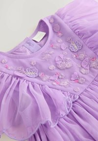 Vestido morado con tejido transparente, flores bordadas, mariposas y mangas con volantes, diseñado para un niño.