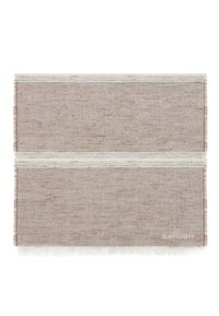 Beiger gewebter Stoff mit einer subtilen Textur, ausgestattet mit fransigen Kanten und einem weißen Akzentstreifen. In der Ecke ist "DAVIDOFF" gestickt.