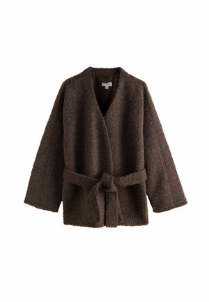 Brun struktureret åben cardigan med lange ærmer og et matchende bælte bundet i taljen mod en hvid baggrund.
