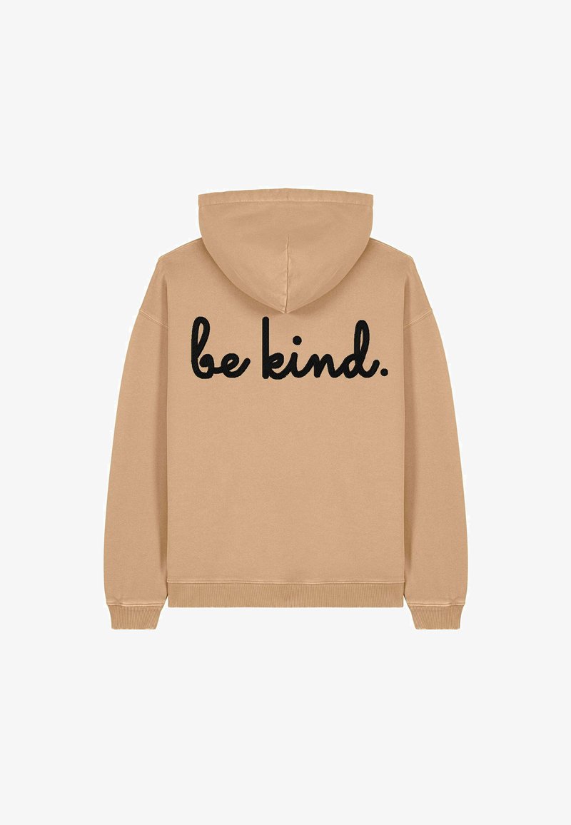 Sweatshirt à capuche beige avec des poignets et un ourlet côtelés ; présente un texte noir audacieux au dos indiquant "sois bienveillant". Texture de tissu lisse.