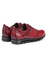Chaussures en cuir rouge avec une texture lisse, bout arrondi et semelle en caoutchouc noir. Les caractéristiques incluent des détails de couture et un design à lacets.