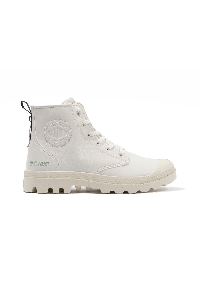 Bottes montantes blanches en cuir lisse avec une semelle en caoutchouc texturée. Équipées d'un patch logo rond et d'une languette à l'arrière.