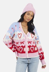 Cardigan multicolore caratterizzato da motivi di cuori, fiocchi e bastoncini di zucchero. Realizzato in un materiale morbido, con bottoni rosa e design a V.