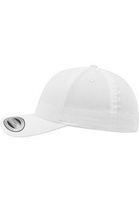 Căciulă de baseball albă cu o margine curbată, fabricată dintr-un material neted. Prezintă un autocolant negru plat pe margine. Design structurat cu șase panouri.