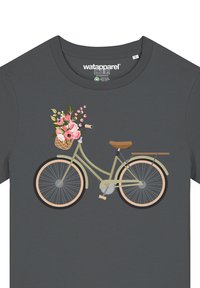 Grafiet T-shirt met een lichtgroene fietsontwerp, compleet met een rieten mand en een roze bloemenarrangement. Eenvoudige, platte illustratiestijl.