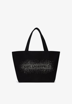 Črna torba tote z dvema naramnicama, ki ima na sprednji strani studenčast tekstovni dizajn "KARL LAGERFELD" v belih kamnih.