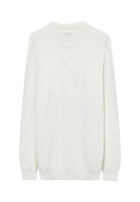 Weißer, langärmeliger Strickpullover mit gerippten Bündchen und Saum, von hinten auf einem weißen Hintergrund gezeigt.