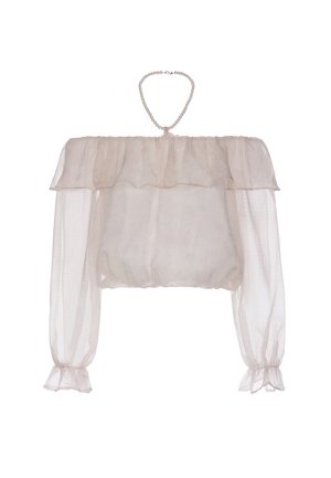 Transparente Off-Shoulder-Bluse mit langen Puffärmeln und Perlenkette am Ausschnitt, in einem hellen Beigeton.