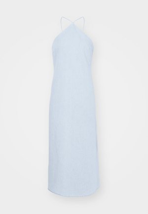 Robe midi sans manches bleu clair avec un col halter et des bretelles croisées ; réalisée en tissu doux avec une texture lisse et une coupe droite.