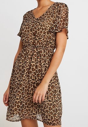 Leopardprintkjole i let, transparent stof. V-udskæring, korte pufærmer og elastik i taljen for en afslappet pasform.