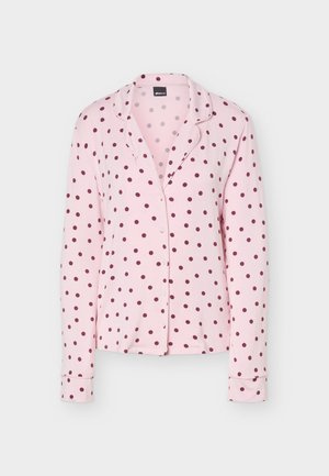 Ροζ μακρυμάνικο πυτζαμάκι με σκουροκόκκινα πουά, κουμπιά μπροστά και γιακά με εγκοπές.