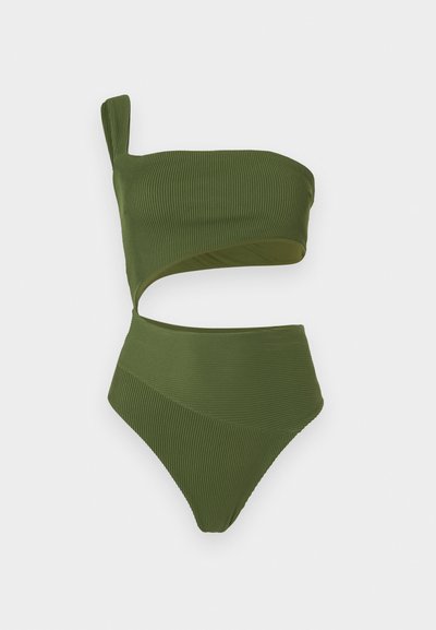 Ριμπ πλεκτό ολόσωμο μαγιό σε ελιά πράσινο με έναν ώμο, ασύμμετρο άνοιγμα στη μέση και ψηλές ανοίγματα στα πόδια.