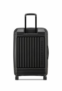 Maleta rígida negra con ranuras verticales, asa retráctil y cuatro ruedas. Presenta la marca Delsey Paris en un lado.